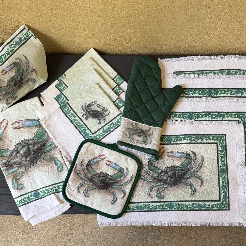 Blue Crab Design place mat, napkin, hot pads Gift Set